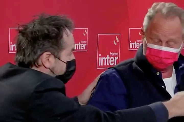 "Évacuation du studio" : Léa Salamé et Nicolas Demorand désemparés face à Édouard Baer et Benoît Poelvoorde déjantés sur France Inter ! (VID